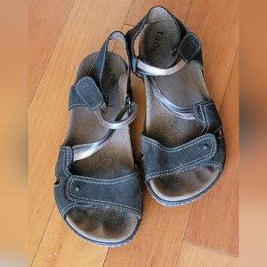 Taos leather black strappy velcro sandals sz 7